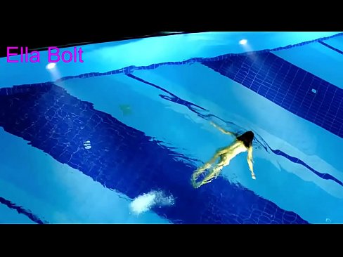 ❤️ لا أستطيع التوقف عن المشاهدة ، تم القبض على شقراء شابة تسبح عارية في مسبح منتجع ELLA BOLT ️